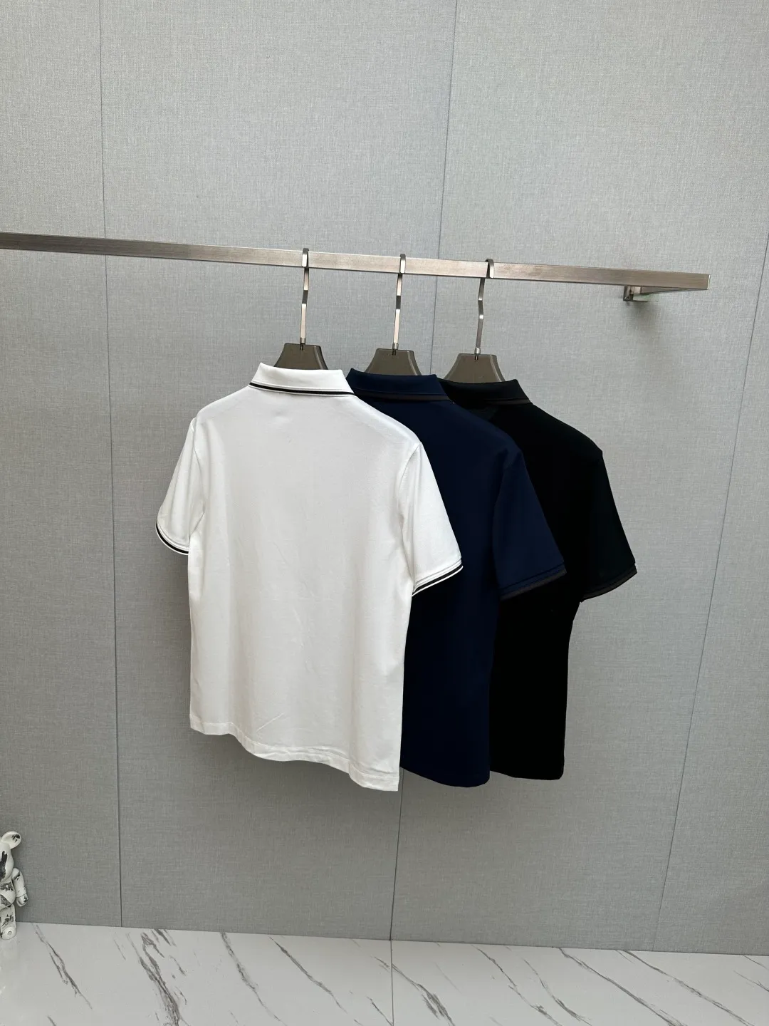 LP Spring and Summer New Arrival's first counter is the latest New Arrival lapel short-sleeved, refreshing and breathable. Premium customized design, avant-garde and fashionable! The brand logo is designed with heavy craftsmanship. It feels soft. It is comfortable to wear. It has exquisite counter-level stitching. It has fine workmanship. The upper body effect is incomparably handsome! A must-have item for a stylish man! Sizes:M-3XL